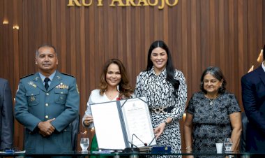 Juíza Andréa Medeiros é homenageada na Assembleia Legislativa do Amazonas com a medalha Ruy Araújo pela deputada Mayra Dias