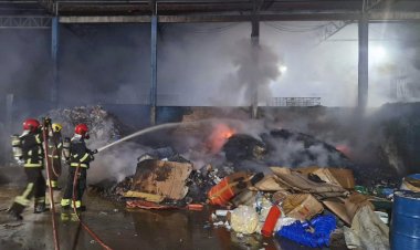 Em ação rápida, Corpo de Bombeiros combate incêndio em fábrica de materiais recicláveis no Distrito