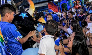 Tarde Alegre: Curumins e cunhantãs do Caprichoso mantem viva a brincadeira de boi em Parintins