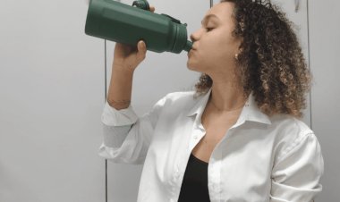 Você lava sua garrafinha de água todo dia? FVS-RCP orienta sobre riscos invisíveis