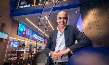 Alberto Griselli, CEO da TIM Brasil, recebe o título de Homem das Comunicações 2025