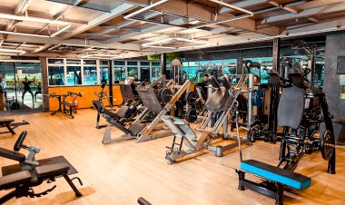 Academia alia performance e atendimento individualizado em espaço cercado pela natureza