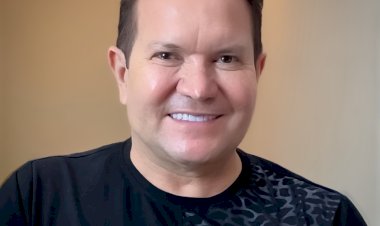 Ximbinha resgata o emblemático topete loiro que marcou sua carreira após anos