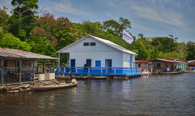 Comunidades da Amazônia recebem flutuante para beneficiar pirarucu