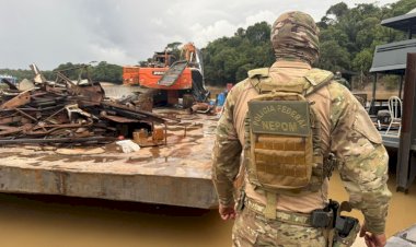 PF e PM apreendem embarcações usadas no garimpo ilegal em Manaus