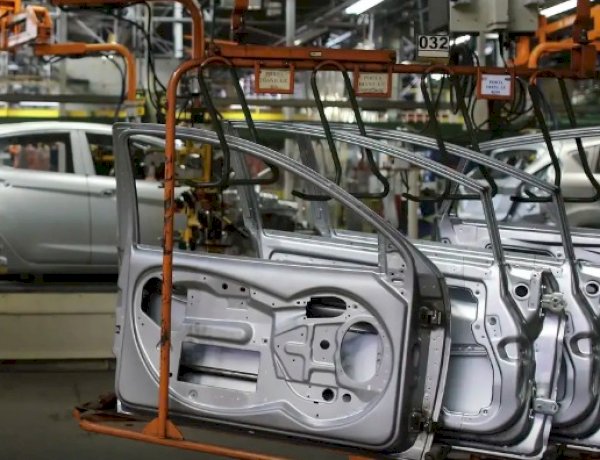 Indústria nacional varia 0,1% em março e acumula alta de 3,1% em 2026