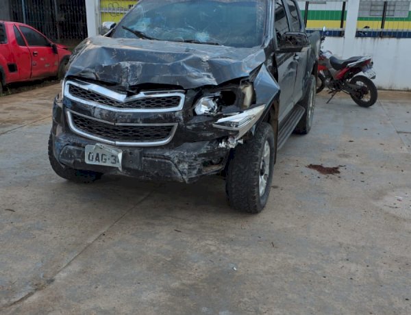 PC-AM e PMAM prendem homem após furtar caminhonete, provocar acidente e destruir muro em Novo Airão