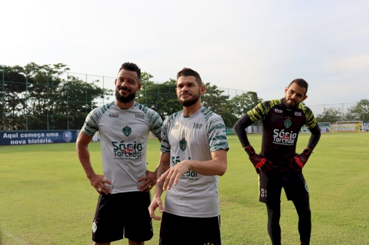 Paz no campo entre o volante Derlan e o zagueiro Thiago Spice