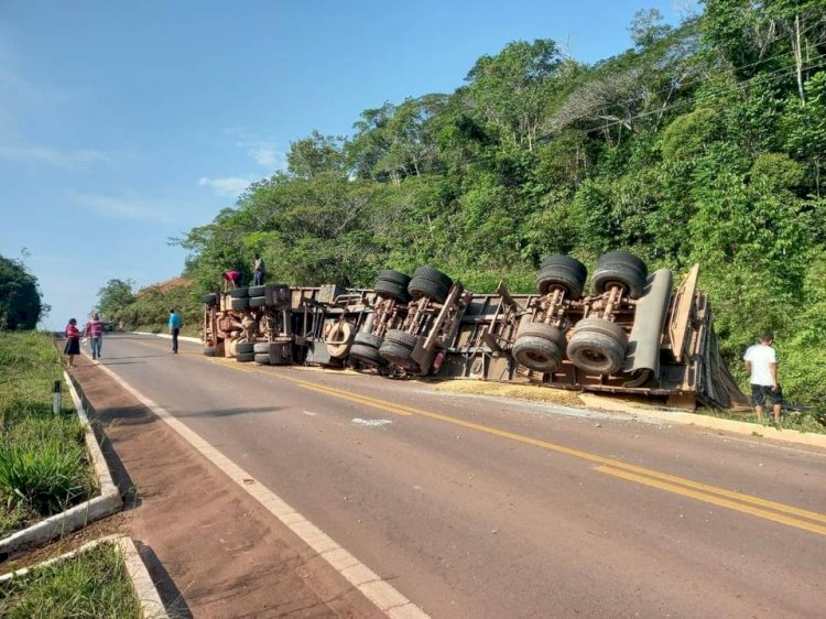 Carreta tomba na BR-174, em Presidente Figueiredo