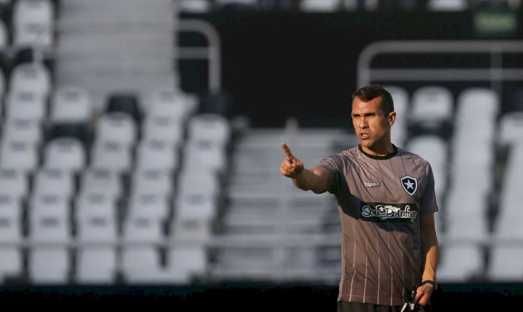 Botafogo demite técnico Bruno Lazaroni, com menos de um mês no cargo