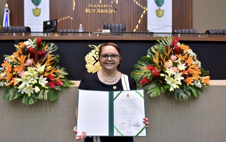 Josué homenageia professora Ana Rita Fadel com Medalha do Mérito Educacional