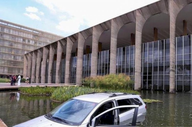 Carro invade espelho d’água do Ministério da Justiça; PF investiga