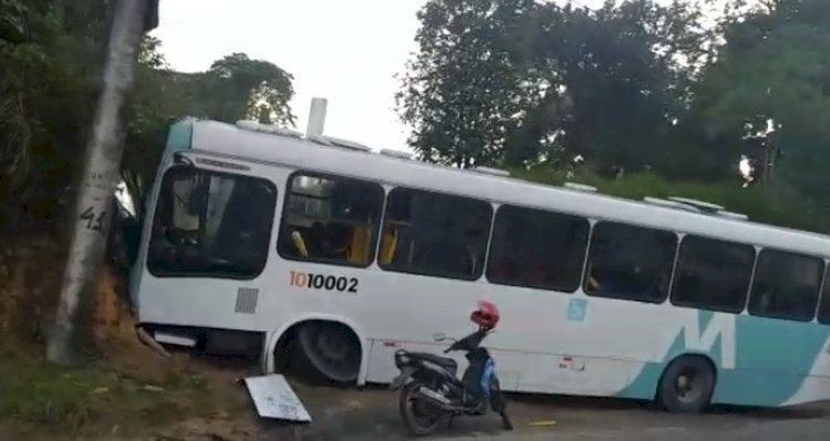Ônibus colide em barranco e passageiros ficam feridos em Manaus