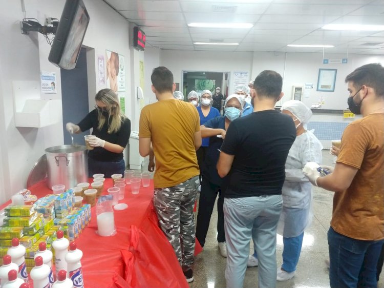 Juventude do MDB e grupo de amigos doam alimentação, água e álcool gel, na maternidade Ana Braga