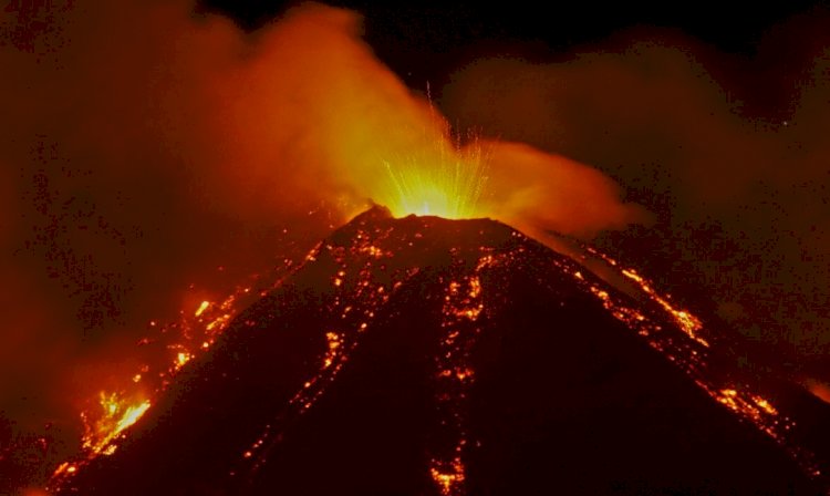 Vulcão Etna entra em erupção na Itália