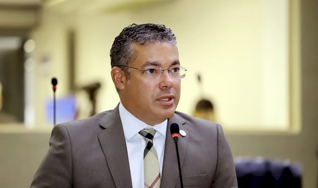 'Faz dois meses que o Amazonas tem recursos para imunizar 60 % sua população', afirma Josué