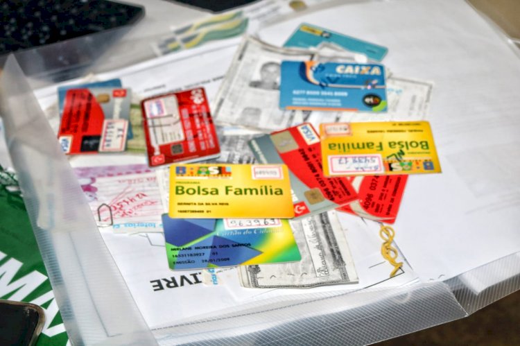 Mais de 200 cartões são apreendidos em mercadinhos na operação contra retenção ilegal de benefícios como 'Bolsa Família'