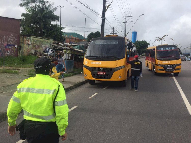 Agentes da prefeitura fiscalizam micro-ônibus alternativos