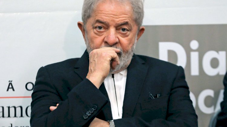 Juiz mantém bloqueio de bens de Lula ao enviar processos para o DF