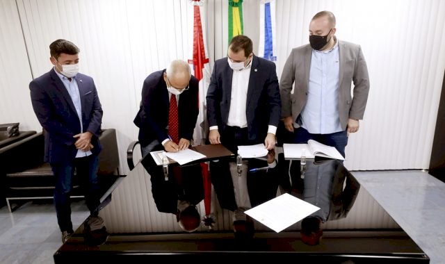 Angelus Figueira é empossado como deputado estadual na Aleam