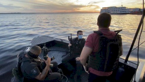 Polícia intercepta embarcações de luxo e interrompe 'rave' clandestina