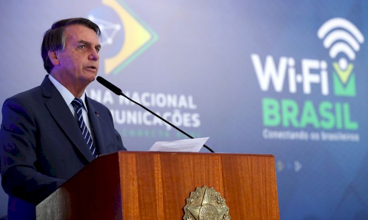 Bolsonaro defende liberdade e cogita decreto de livre circulação