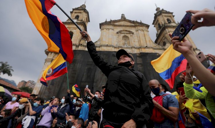 Mortes em protestos aumentam e Colômbia espera nova onda de covid-19