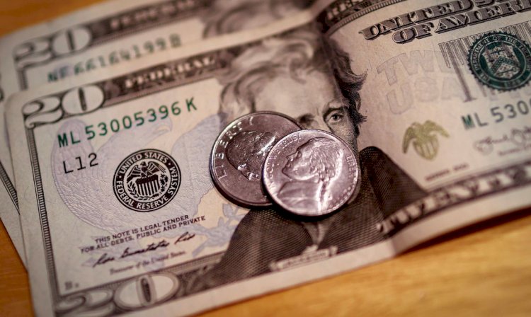 Influenciado por exterior, dólar fecha no maior valor em duas semanas