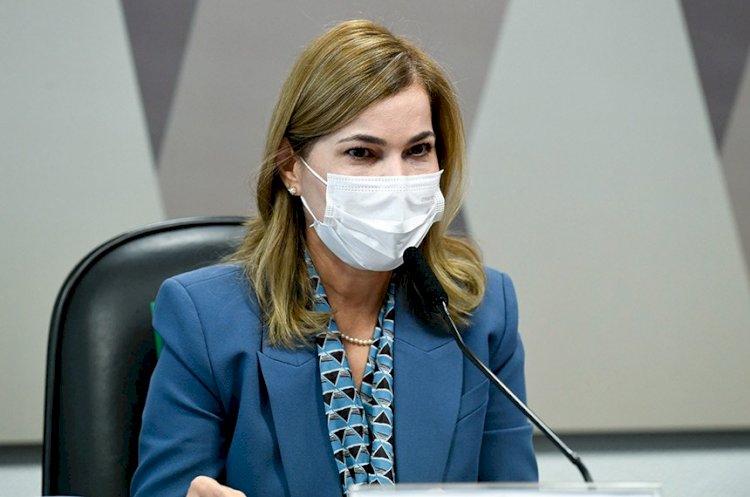 Mayra Pinheiro defende cloroquina e diz que ministério tem autonomia em relação à OMS