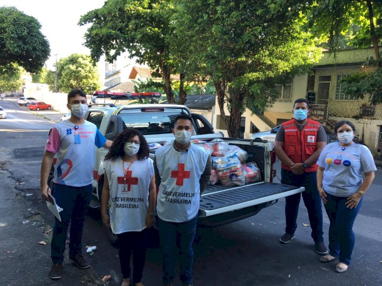 Hapvida doa alimentos para famílias atingidas pela enchente em Manaus