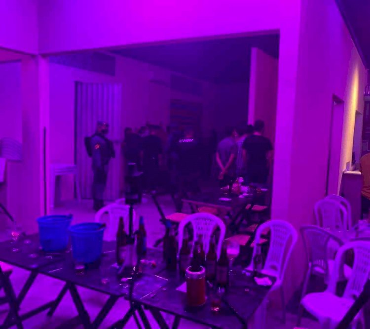 Polícia Militar flagra aglomeração, encerra festa clandestina e detém proprietário