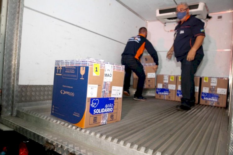 Amazonas recebe lote com 35.100 doses de vacinas contra Covid-19