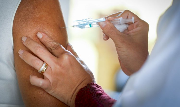 Ministério da Saúde recebe 1 milhão de doses de vacina contra covid-19
