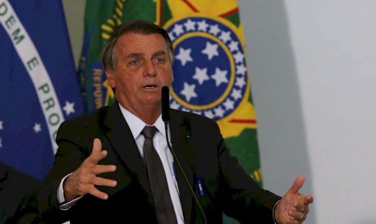 Bolsonaro passa por exames para investigar soluços