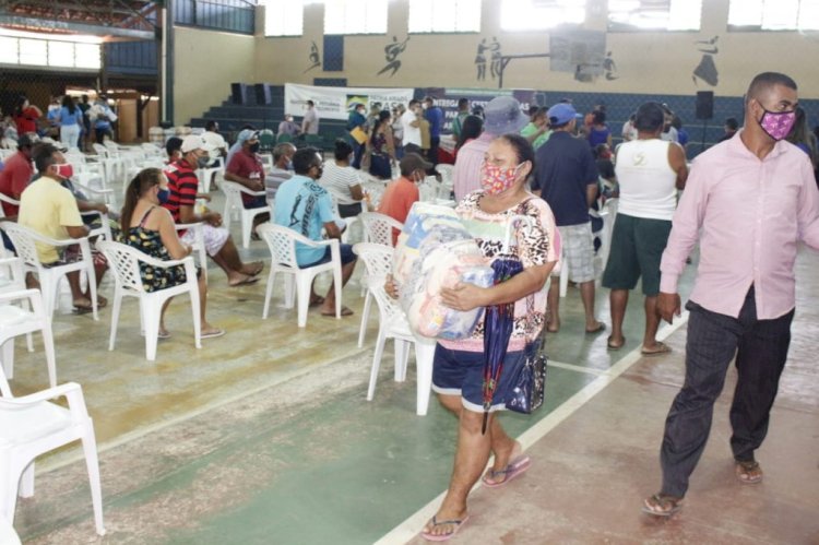 Governo do Amazonas entrega cestas básicas para pescadores de Lábrea e Boca do Acre
