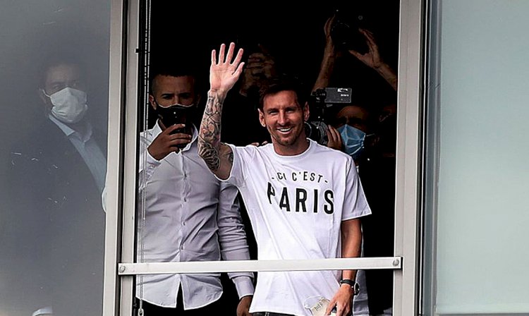 Lionel Messi é recebido como herói na França após acertar com o PSG