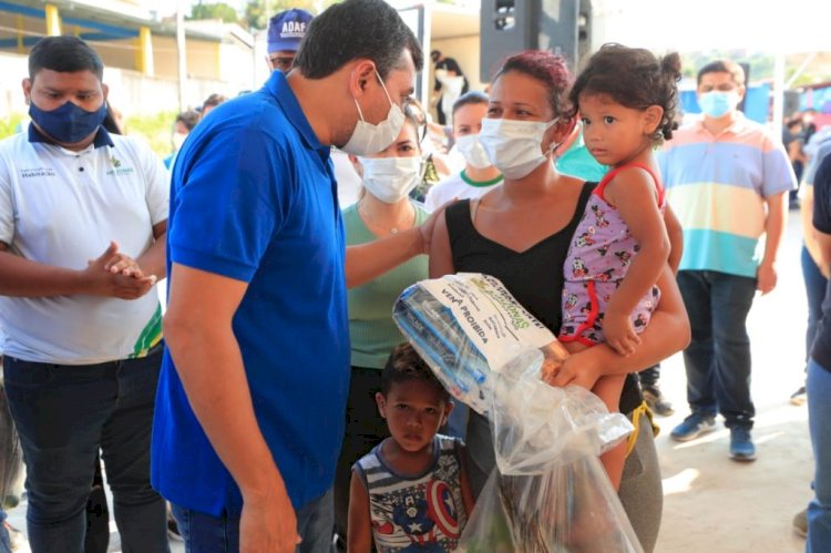 Governador Wilson Lima entrega 3 toneladas de peixe e kits de higiene para 1,5 mil famílias na zona leste