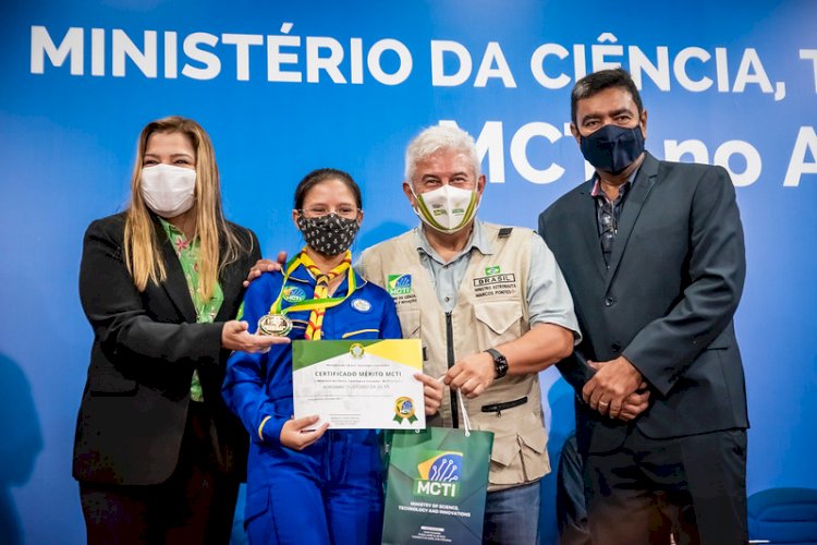 Destaques nacionais na Olimpíada de Astronomia, estudantes da rede estadual recebem medalhas do ministro Marcos Pontes