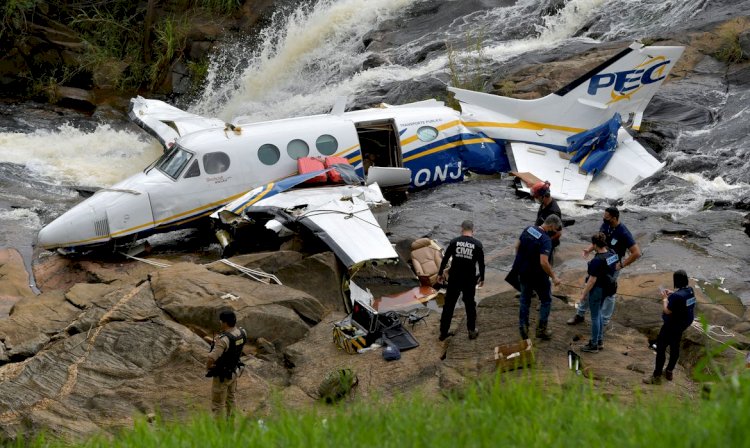 Motores do avião que caiu com Marília Mendonça são resgatados