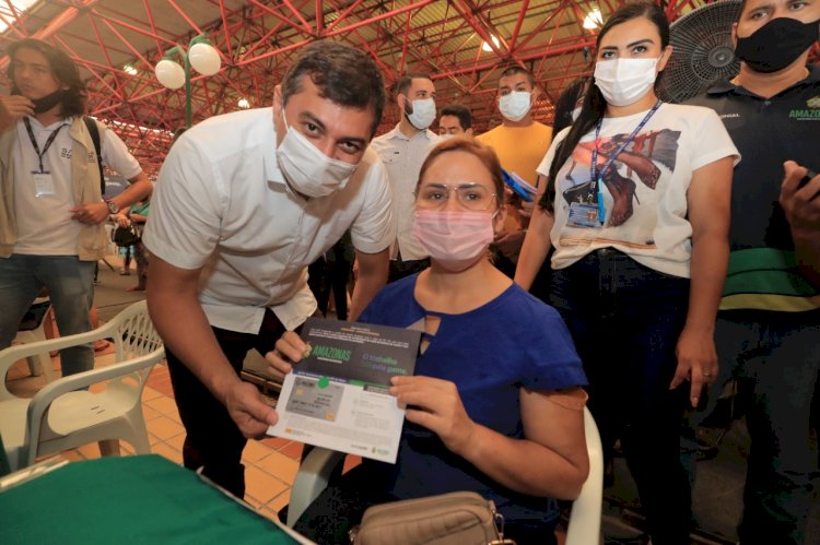 Wilson Lima entrega primeiros cartões do Auxílio Estadual permanente a famílias que moram em Manaus