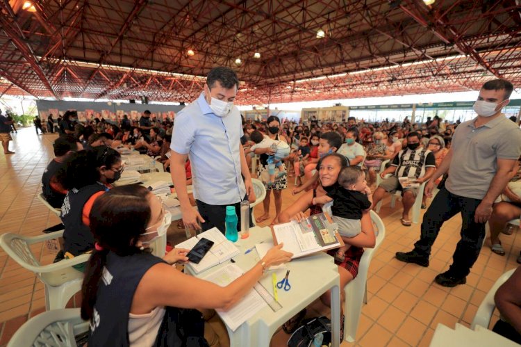 Governador Wilson Lima inicia entrega de cartões do Auxílio Estadual Permanente no interior