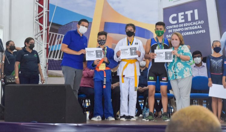 ‘Quem tem conhecimento tem o poder de decidir o que quer para vida’, disse João Luiz na inauguração do Ceti Dariana Corrêa Lopes