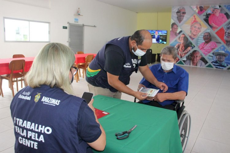 Governo do Amazonas entrega cartões do Auxílio Estadual Permanente a beneficiários da Fundação Dr. Thomas
