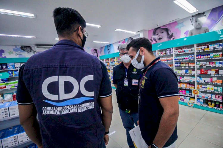 CDC/ALEAM e Procon-AM realizam fiscalizações em drogarias e laboratório em Manaus