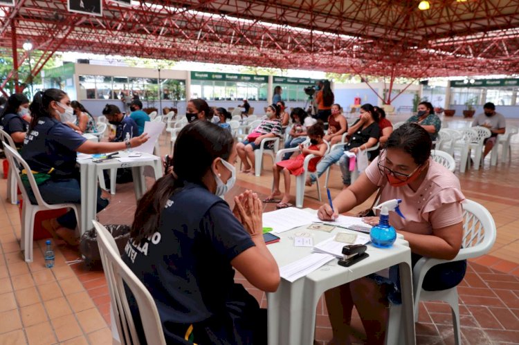 Governo do Amazonas entrega 1,1 mil cartões do Auxílio Estadual Permanente no primeiro dia da nova etapa de distribuição