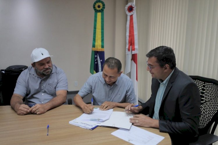 Governador Wilson Lima assina convênios para investir R$ 32,7 milhões nos municípios de Tefé e Rio Preto da Eva