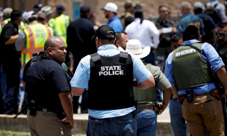 Centenas fazem vigília no Texas após mortes de crianças e professores