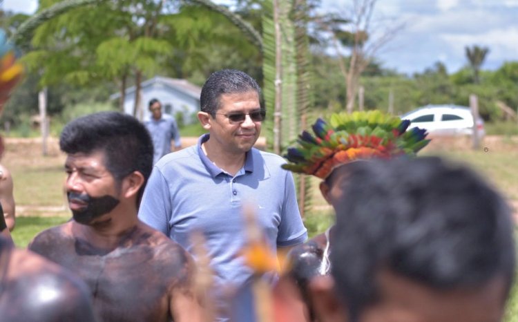 João Luiz entrega veículo, adquirido por emenda parlamentar para a Secretaria do Índio de Humaitá