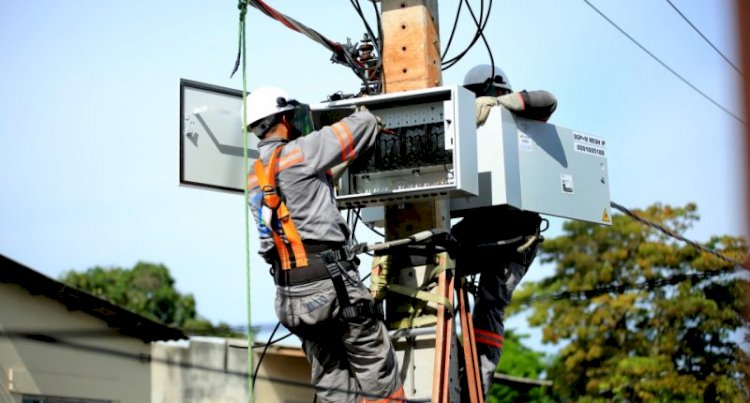 Procon-AM alerta que instalação de ‘medidores aéreos’ de energia está proibida no Amazonas