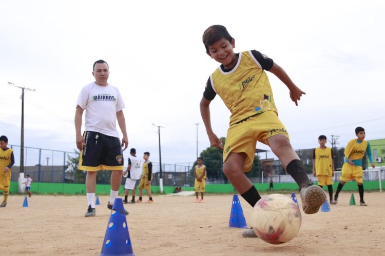 Campos revitalizados pelo Governo do Amazonas beneficiam mais de mil crianças com projeto de esporte e lazer